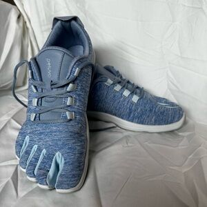 Peluva Women’s barefoot toe shoes. Womens 9.5 skyblue